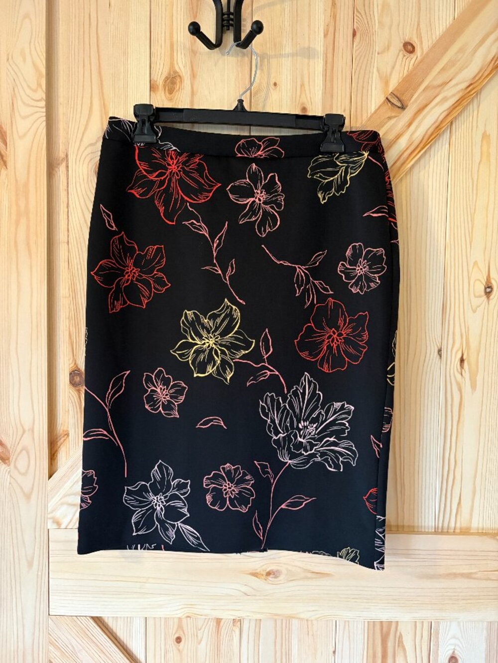 Tahari Floral Pencil Skirt Size 10 Black Red Pink Office Career Knee Length